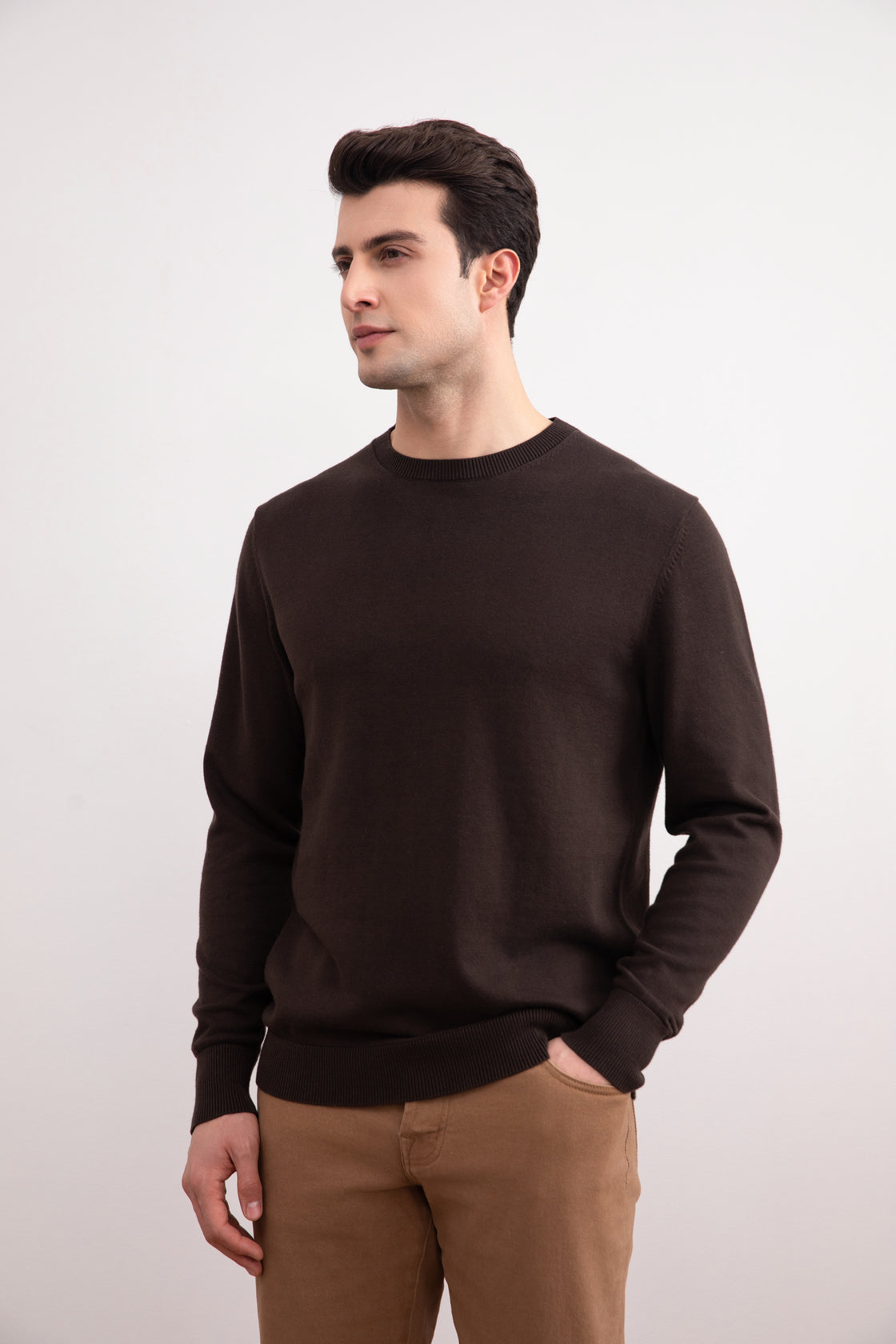 Pull marron foncé à col rond