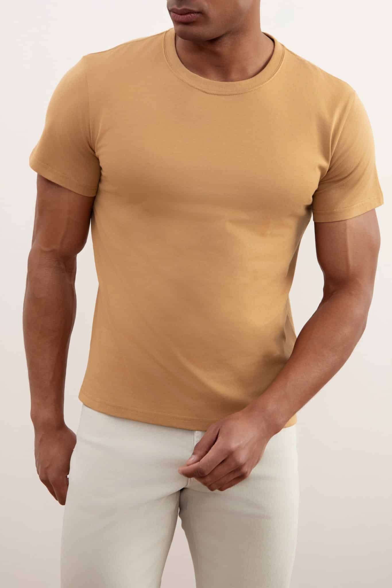 T-shirt marron sable à col rond et coupe ajustée
