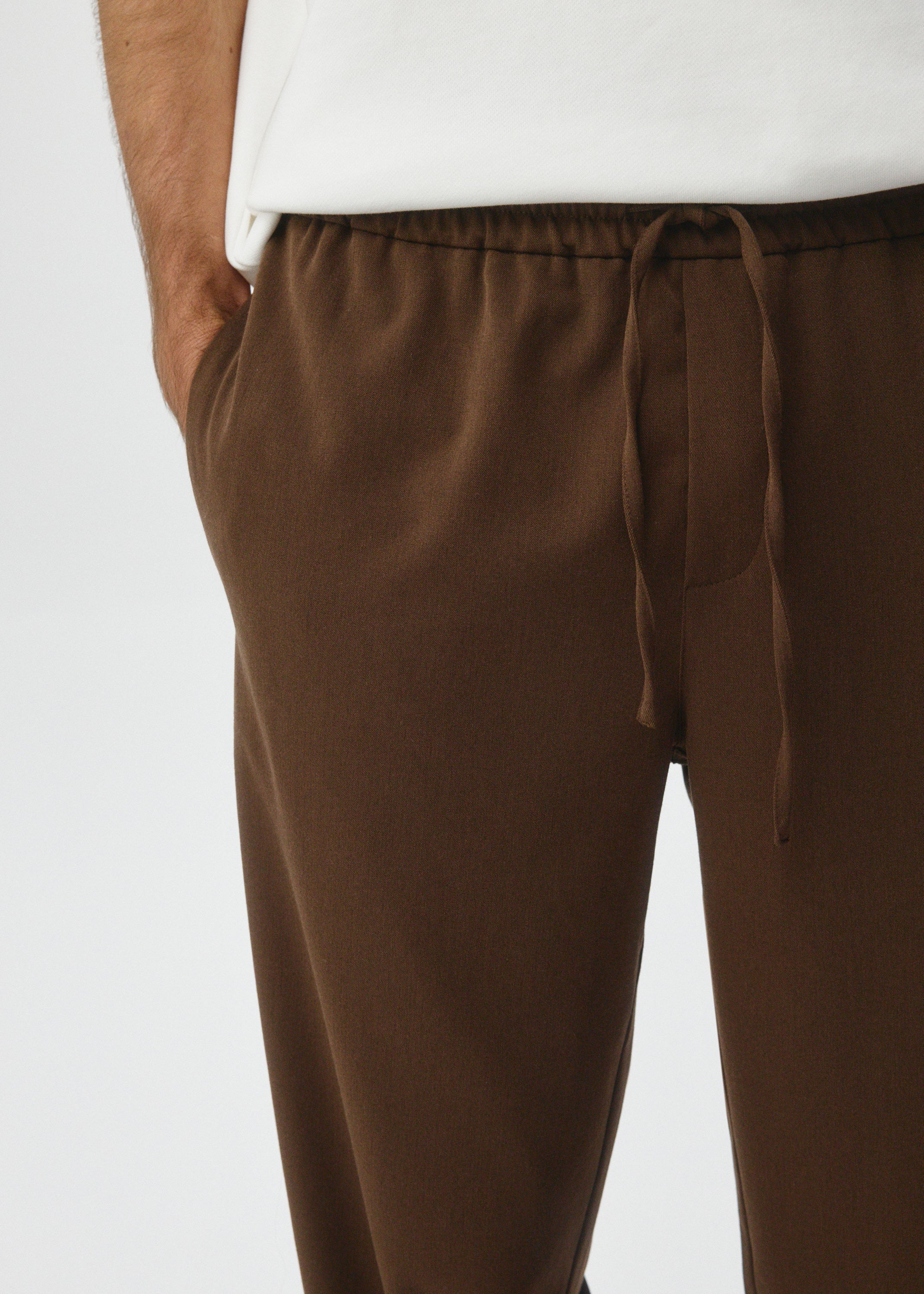 PANTALON SLIM COUPE À TAILLE ÉLASTIQUE ET TAILLE MI-HAUT MARRON