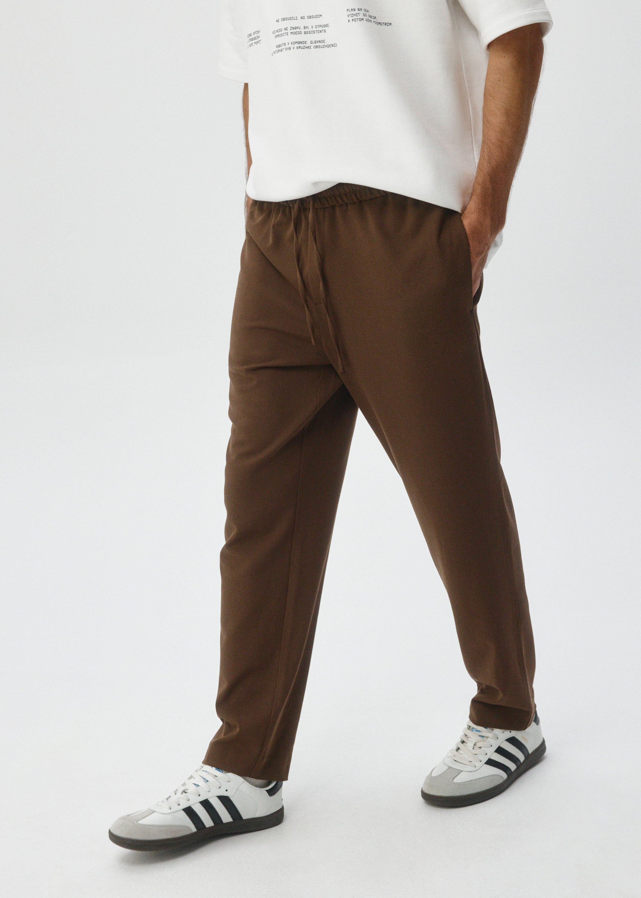 ELASTIC WAISTBAND SLIM FIT TROUSERS WITH MID RISE BROWN